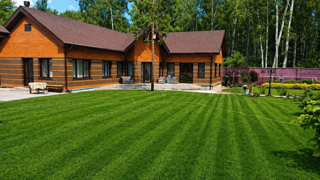 Рулонный газон и озеленение: деревянный дом, газон и участок