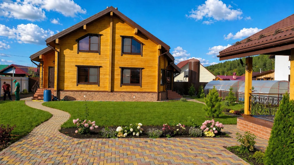 Рулонный газон, цветники вдоль дорожки и хвойные растения