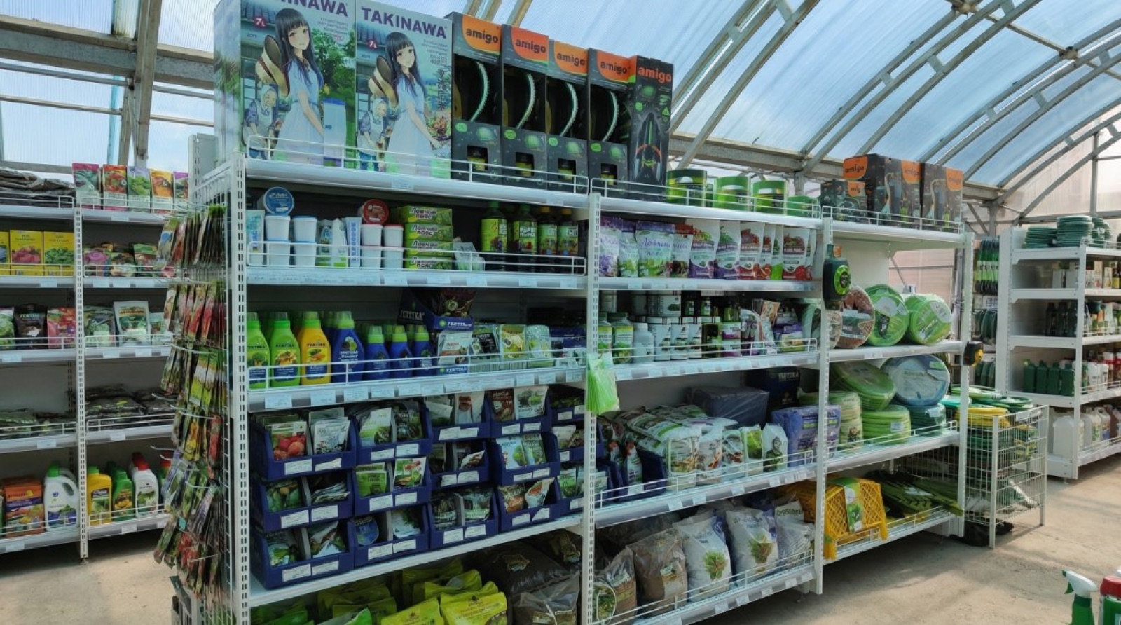 Удобрения, семена и сопутствующие товары для сада на стеллажах