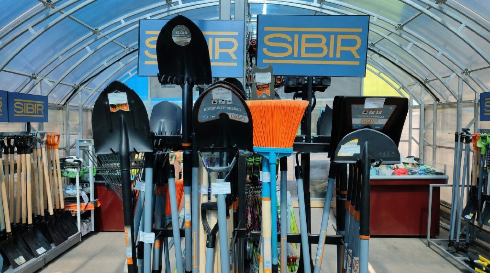 Лопаты и садовый инструмент в отделе сопутствующих товаров